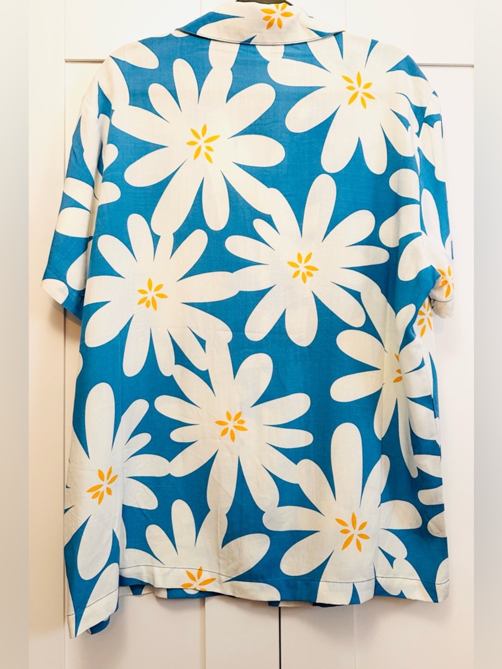Men’s Printed Button-Down Shirt Blue with White Daisies Sz LG NEW! - Picture 2 of 4